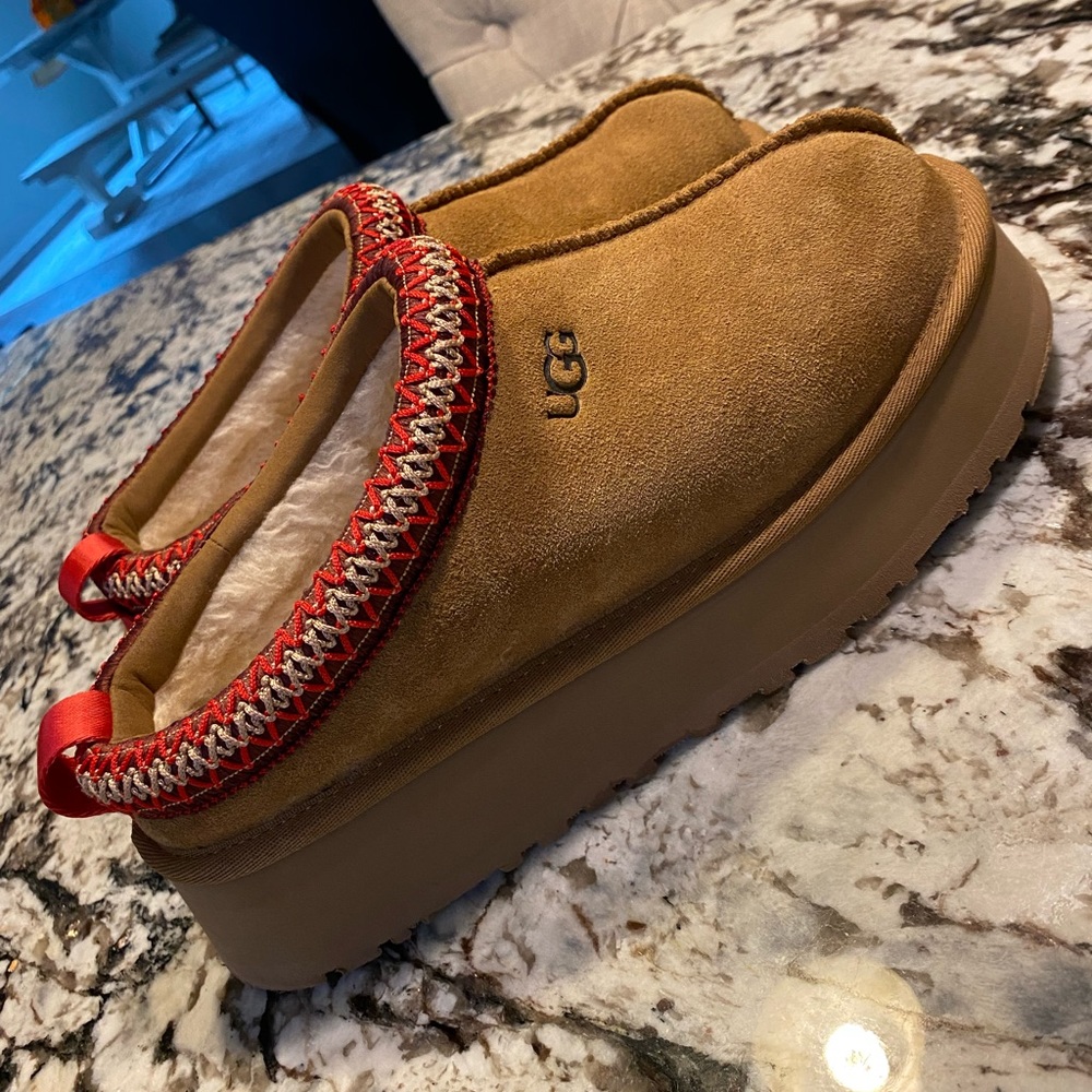 UGG Tazz Suede Platform Slippers size 8